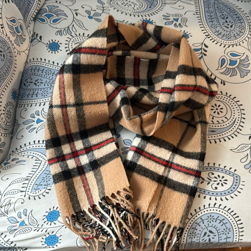 Beautifully lambs wool scarf by Pringle